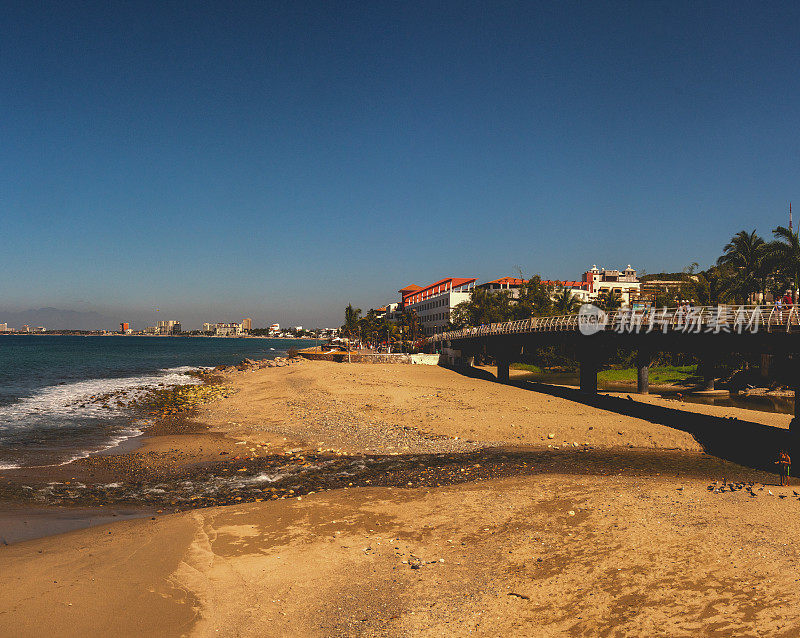 Banderas海滩与El Malecon木板路，河流流入海湾，巴亚尔塔港，墨西哥